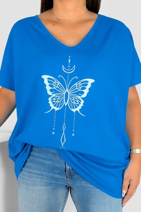 Bluzka damska T-shirt plus size w kolorze niebieskim nadruk motylek księżyc