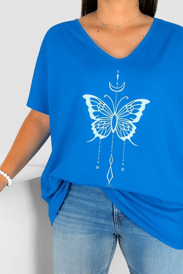 Bluzka damska T-shirt plus size w kolorze niebieskim nadruk motylek księżyc 1