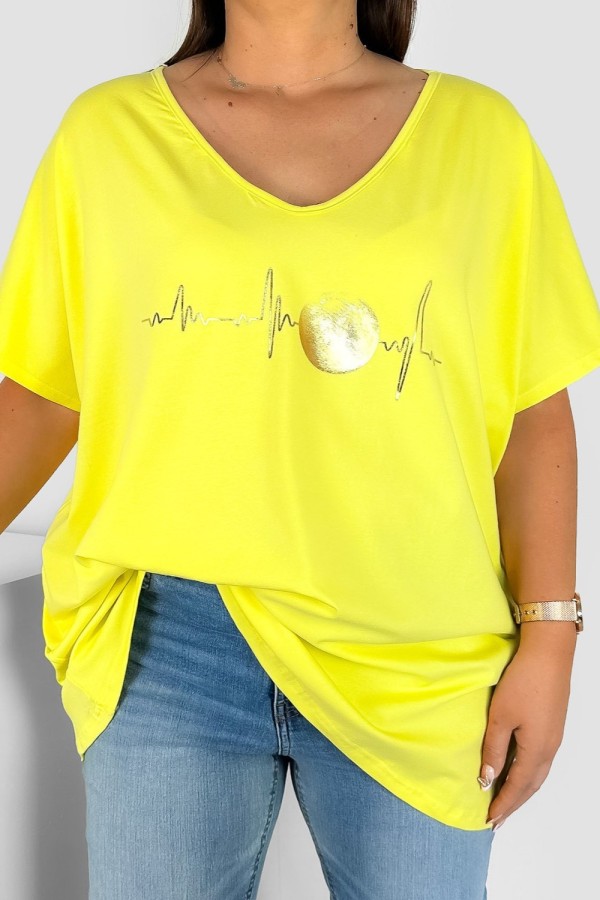 Bluzka damska T-shirt plus size w kolorze żółtym złoty nadruk linia życia księżyc