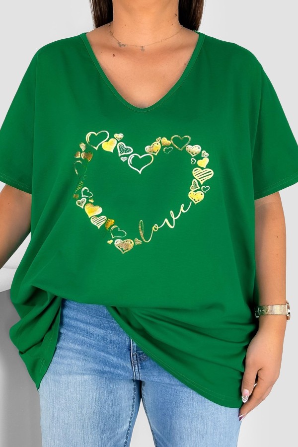 Bluzka damska T-shirt plus size w kolorze zielonym złoty nadruk serduszka hearts