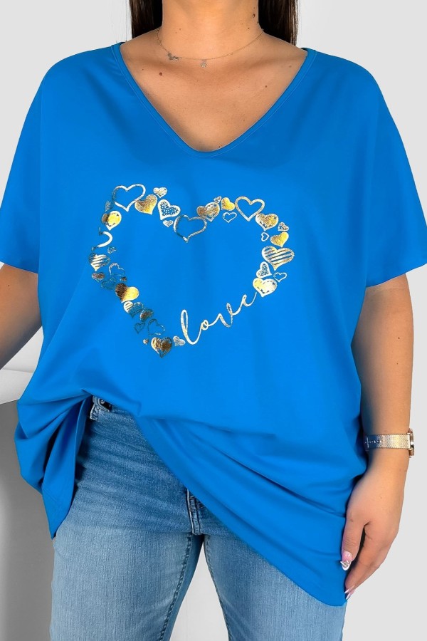Bluzka damska T-shirt plus size w kolorze niebieskim złoty nadruk serduszka hearts