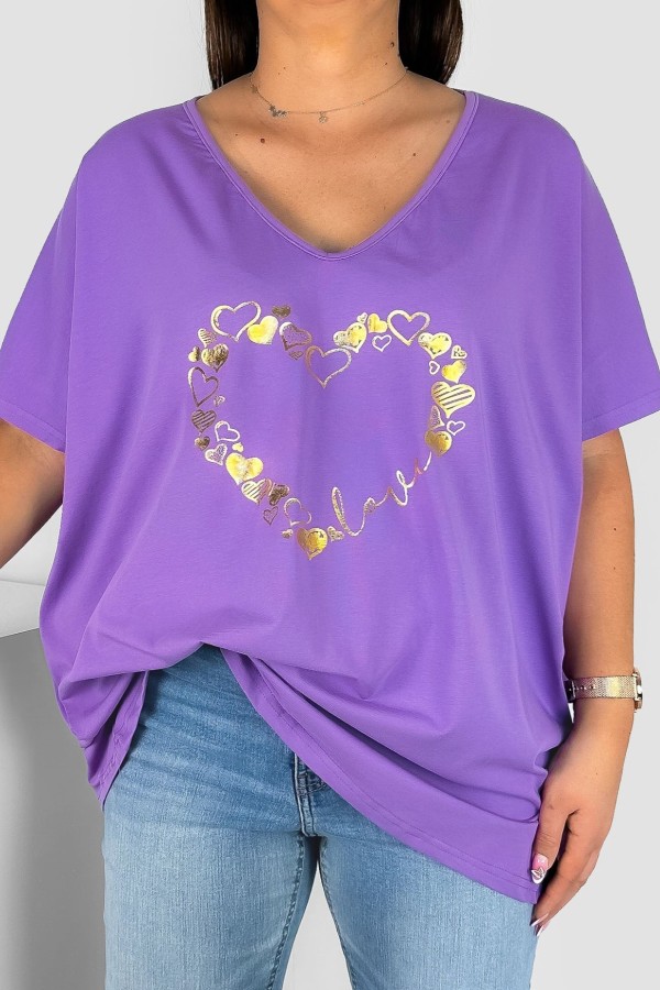 Bluzka damska T-shirt plus size w kolorze lila fiolet złoty nadruk serduszka hearts