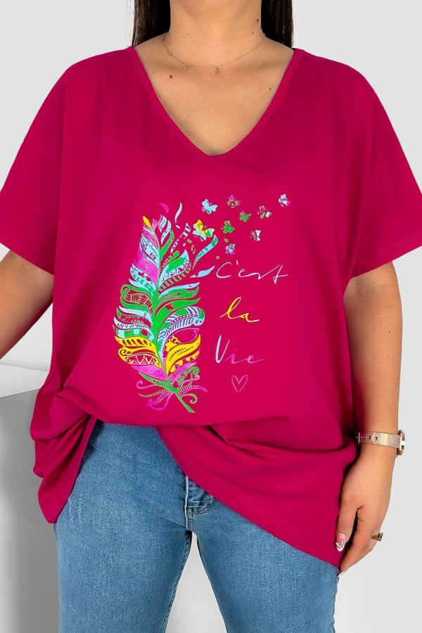 Bluzka damska T-shirt plus size w kolorze fuksji print kolorowe piórko