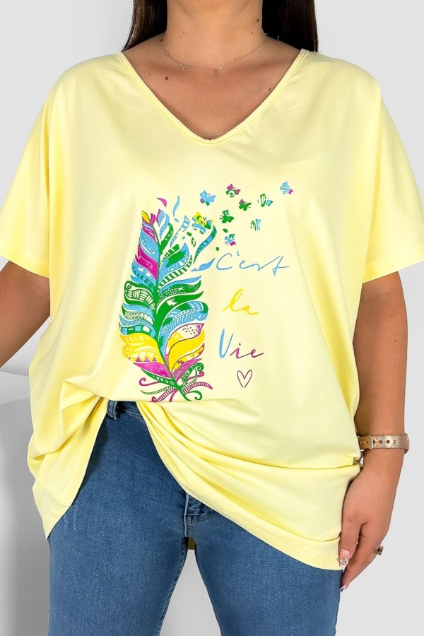 Bluzka damska T-shirt plus size w kolorze żółtym print kolorowe piórko