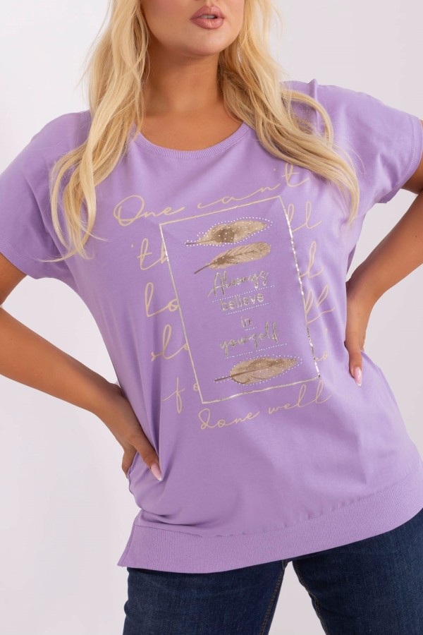 Sportowa bluzka T-shirt plus size w kolorze fioletowym krótki rękaw nadruk print pióra napis Josie