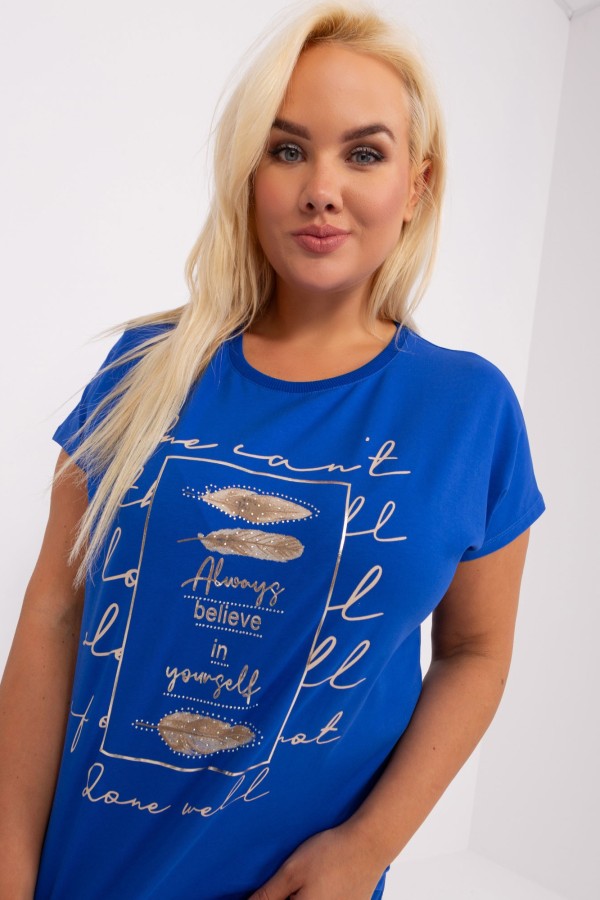 Sportowa bluzka T-shirt plus size w kolorze kobaltowym krótki rękaw nadruk print pióra napis Josie