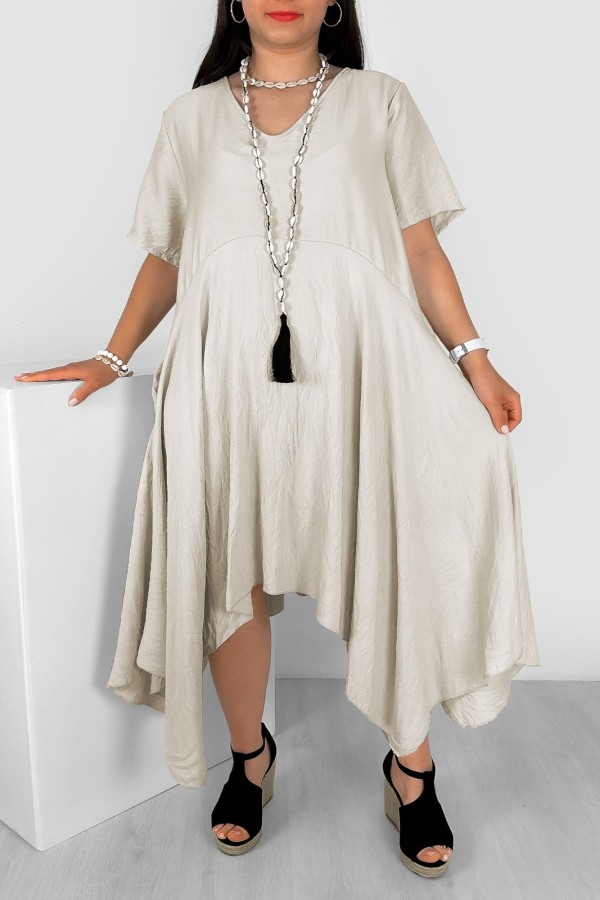 Asymetryczna sukienka plus size w kolorze beżowym długie boki dekolt v-neck Megan