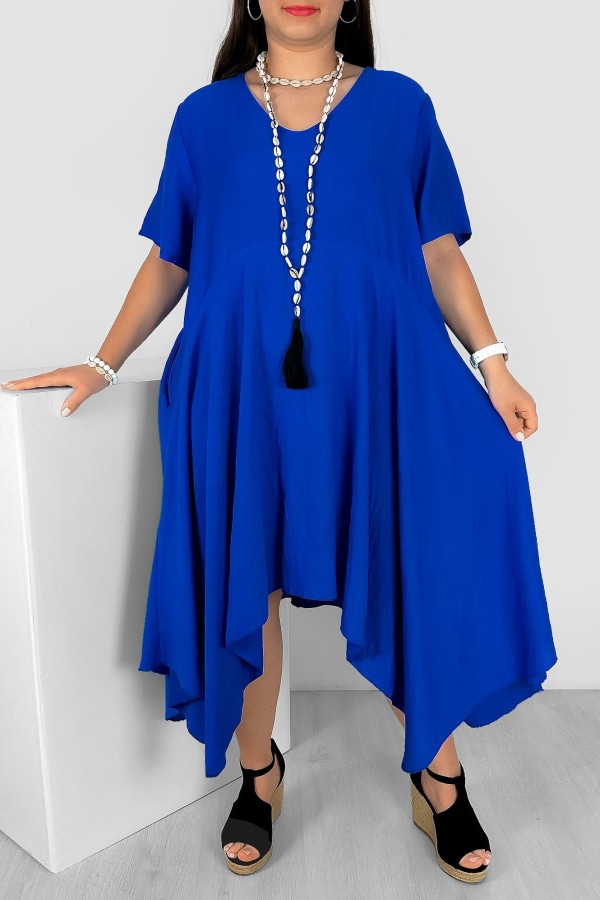 Asymetryczna sukienka plus size w kolorze kobaltowym długie boki dekolt v-neck Megan