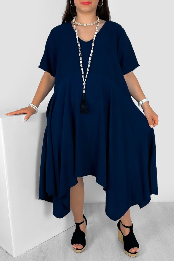 Asymetryczna sukienka plus size w kolorze granatowym długie boki dekolt v-neck Megan