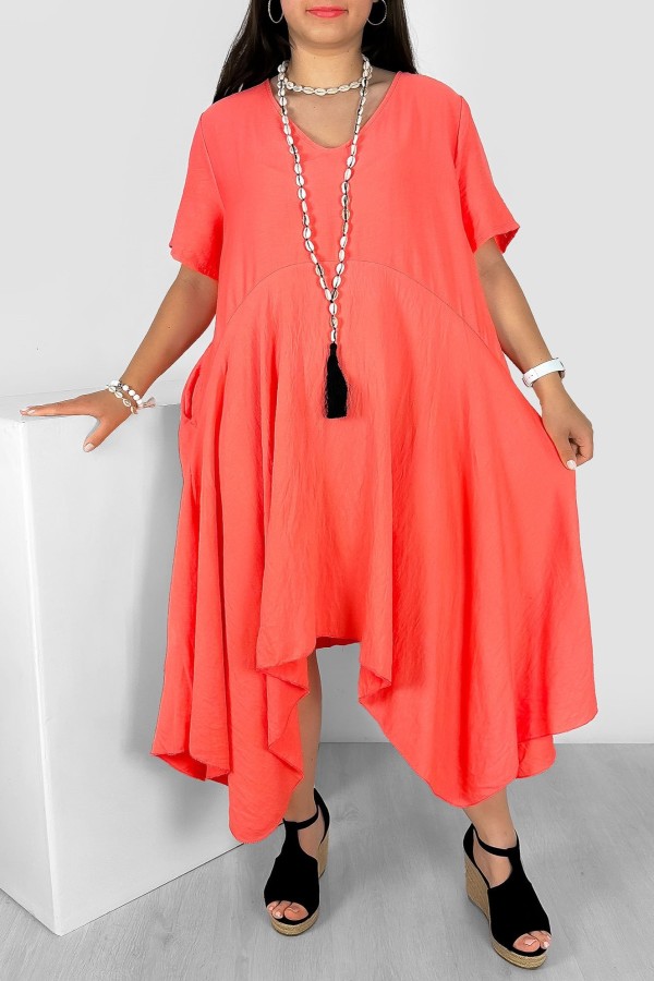 Asymetryczna sukienka plus size w kolorze brzoskwiniowym długie boki dekolt v-neck Megan