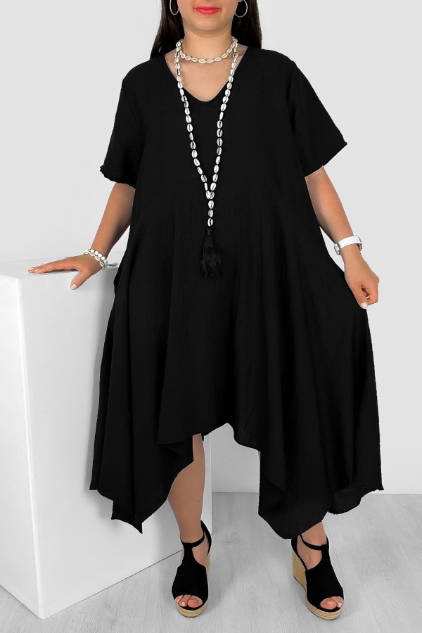 Asymetryczna sukienka plus size w kolorze czarnym długie boki dekolt v-neck Megan