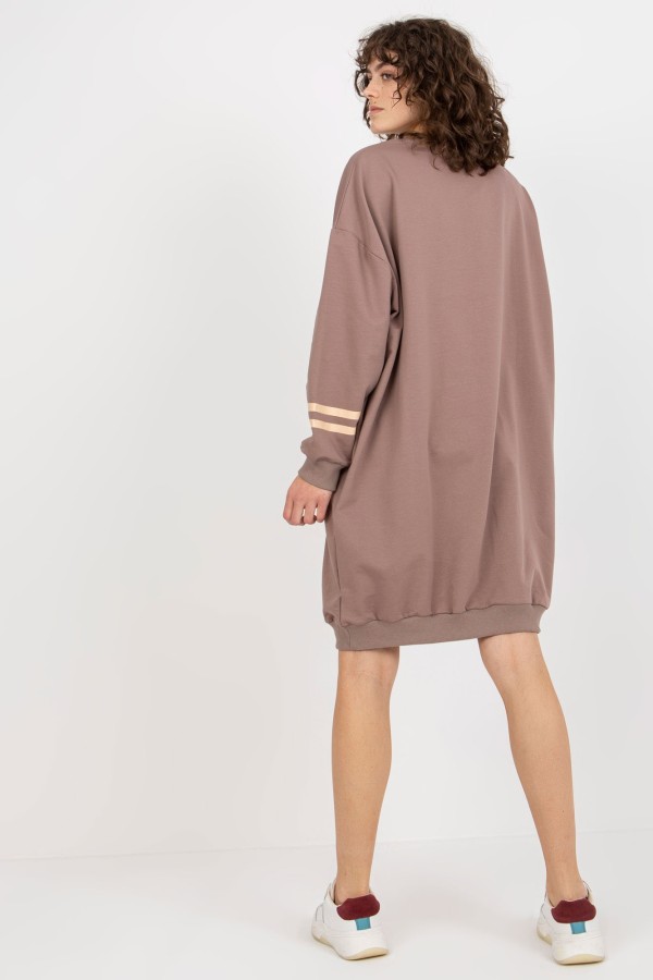 Oversize sukienka dresowa plus size w kolorze brązowym z kieszeniami print Halima 4