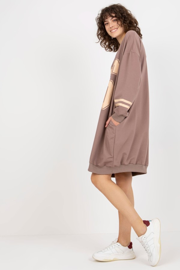 Oversize sukienka dresowa plus size w kolorze brązowym z kieszeniami print Halima 3