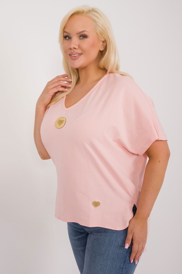 Bluzka damska z dłuższym tyłem plus size w kolorze brzoskwiniowym dekolt v neck naszywki serce Frankie 2