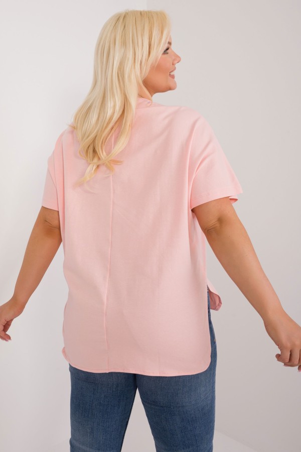 Bluzka damska z dłuższym tyłem plus size w kolorze brzoskwiniowym dekolt v neck naszywki serce Frankie 3