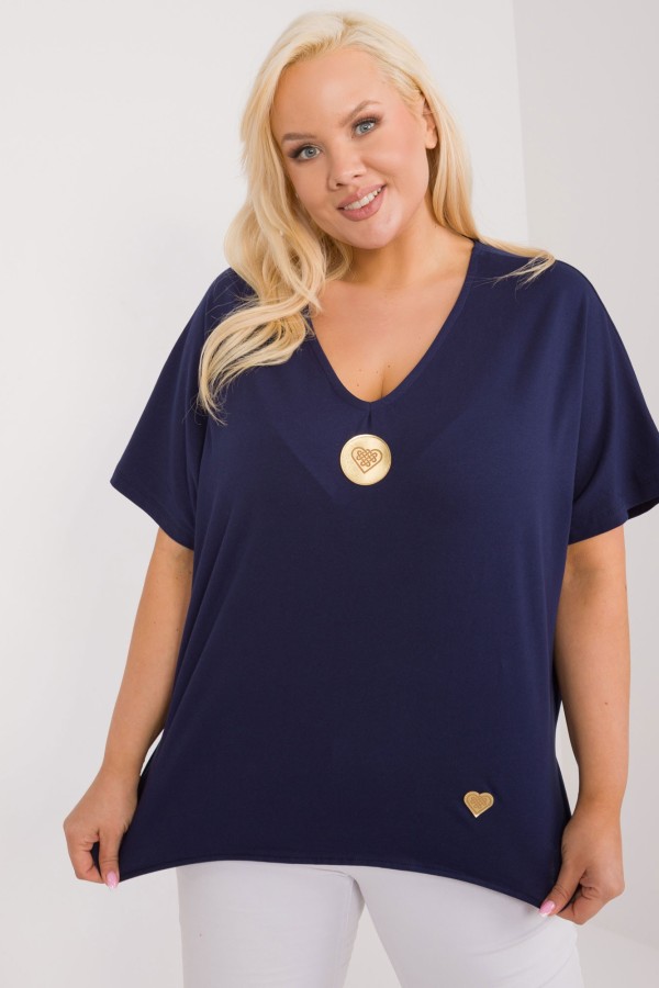 Bluzka damska z dłuższym tyłem plus size w kolorze granatowym dekolt v neck naszywki serce Frankie 3