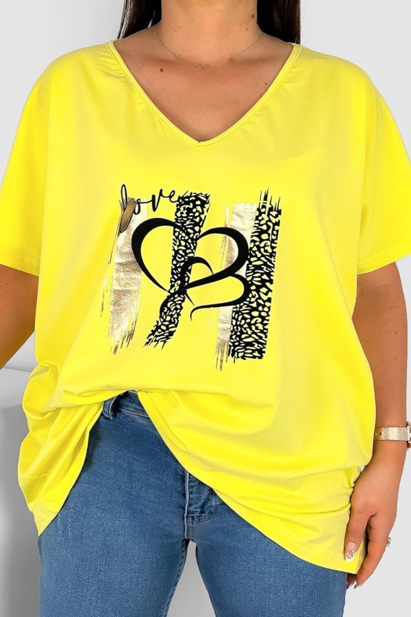 Bluzka damska T-shirt plus size w kolorze żółtym złoty nadruk panterka serduszka