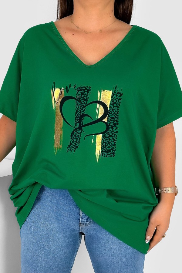 Bluzka damska T-shirt plus size w kolorze zielonym złoty nadruk panterka serduszka