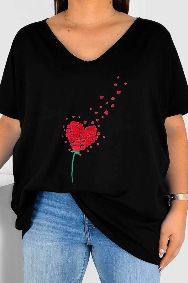 T-shirt damski plus size w kolorze czarnym dekolt w serek V-neck serduszko z róż