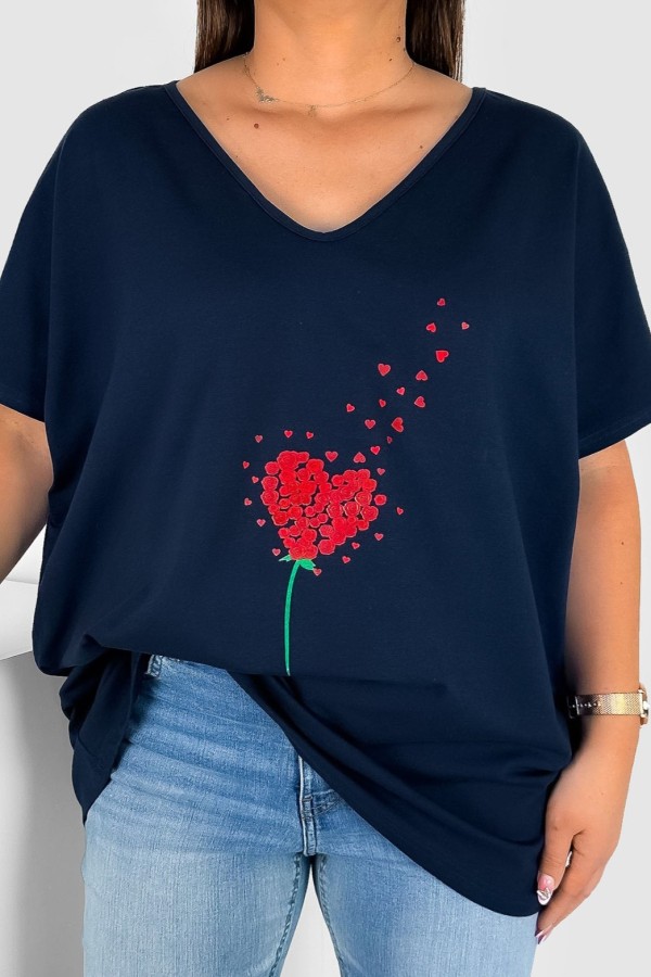 T-shirt damski plus size w kolorze granatowym dekolt w serek V-neck serduszko z róż