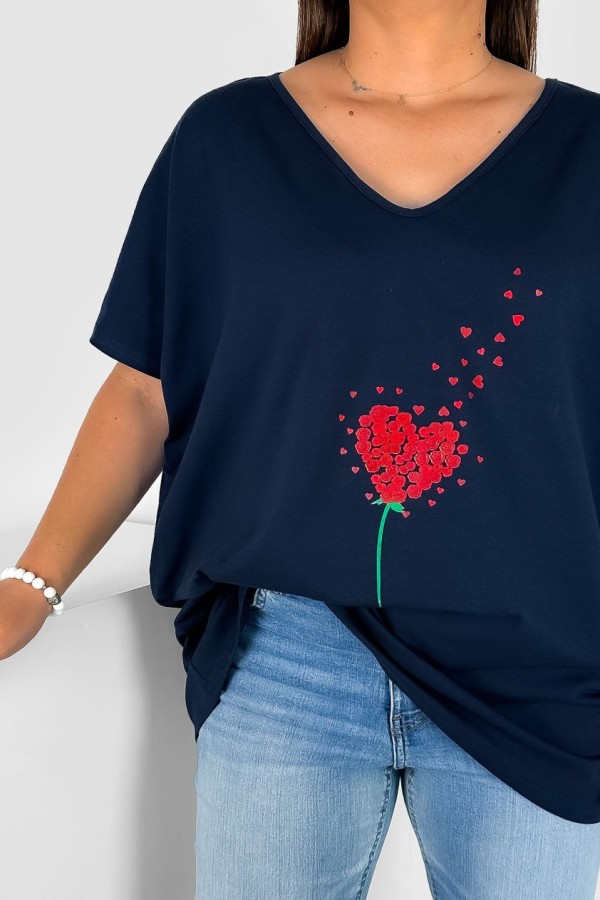 T-shirt damski plus size w kolorze granatowym dekolt w serek V-neck serduszko z róż 1