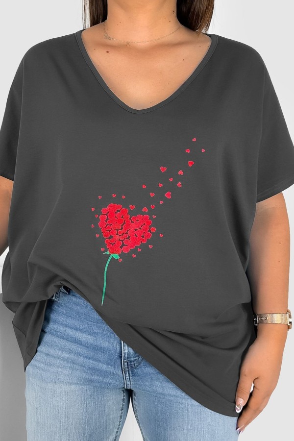 T-shirt damski plus size w kolorze grafitowym dekolt w serek V-neck serduszko z róż