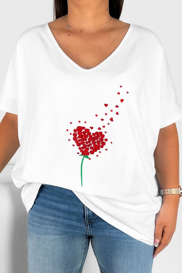 T-shirt damski plus size w kolorze białym dekolt w serek V-neck serduszko z róż