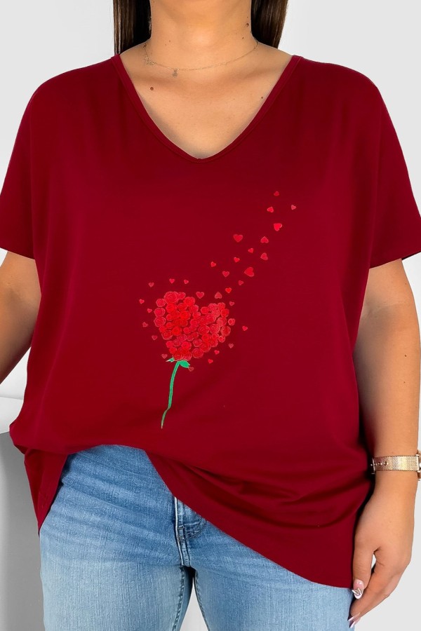 T-shirt damski plus size w kolorze bordowym dekolt w serek V-neck serduszko z róż