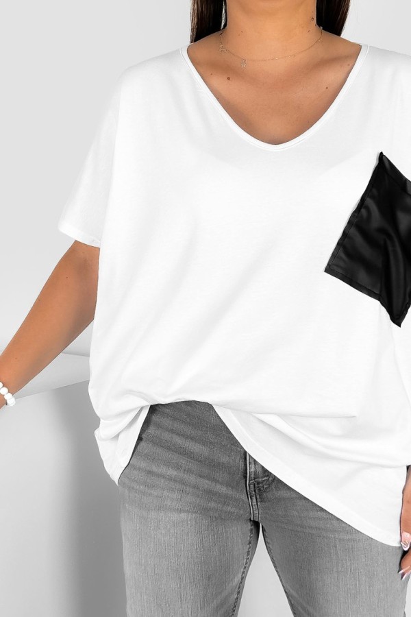 T-shirt damski plus size w kolorze białym dekolt w serek V-neck skórzana kieszeń 1