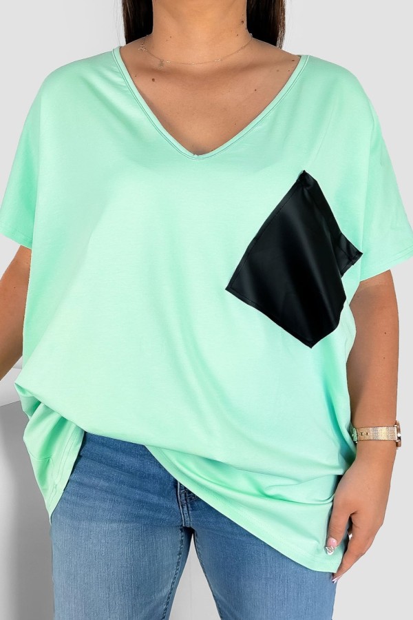 T-shirt damski plus size w kolorze miętowym dekolt w serek V-neck skórzana kieszeń