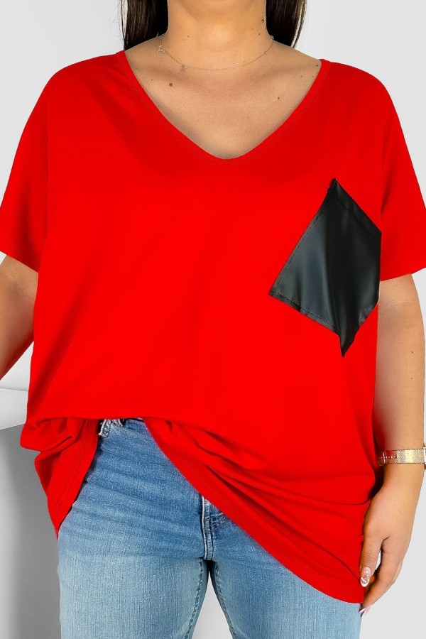 T-shirt damski plus size w kolorze czerwonym dekolt w serek V-neck skórzana kieszeń