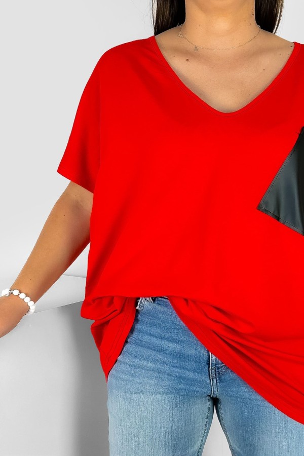 T-shirt damski plus size w kolorze czerwonym dekolt w serek V-neck skórzana kieszeń 1