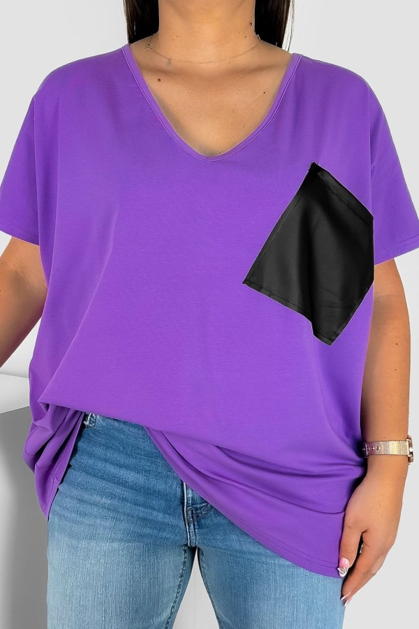 T-shirt damski plus size w kolorze fioletowym dekolt w serek V-neck skórzana kieszeń