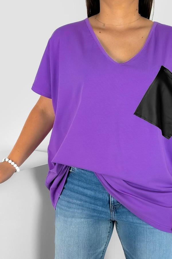 T-shirt damski plus size w kolorze fioletowym dekolt w serek V-neck skórzana kieszeń 1