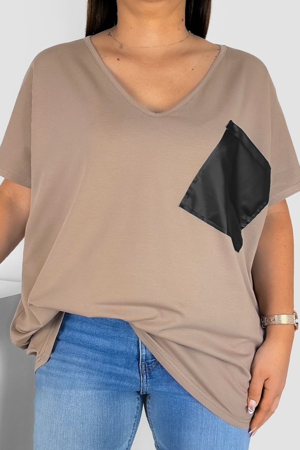 T-shirt damski plus size w kolorze beżowym dekolt w serek V-neck skórzana kieszeń
