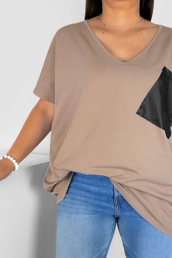 T-shirt damski plus size w kolorze beżowym dekolt w serek V-neck skórzana kieszeń 1