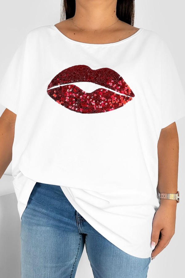 Bluzka damska T-shirt plus size w kolorze białym czerwone cekiny usta