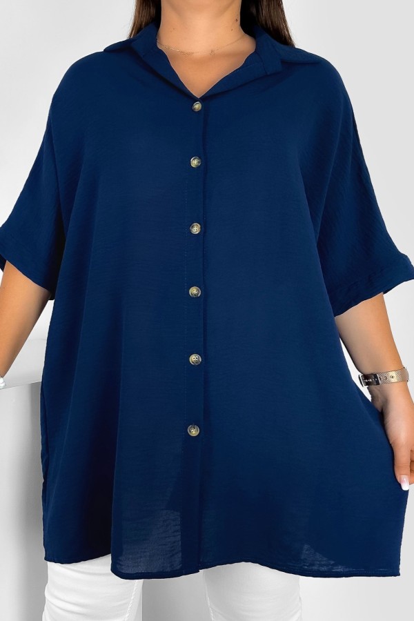 Koszula damska tunika plus size w kolorze granatowym krótki rękaw guziki Almira