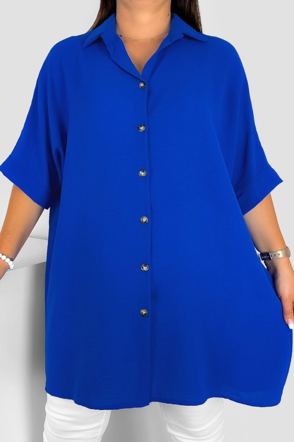 Koszula damska tunika plus size w kolorze kobaltowym krótki rękaw guziki Almira
