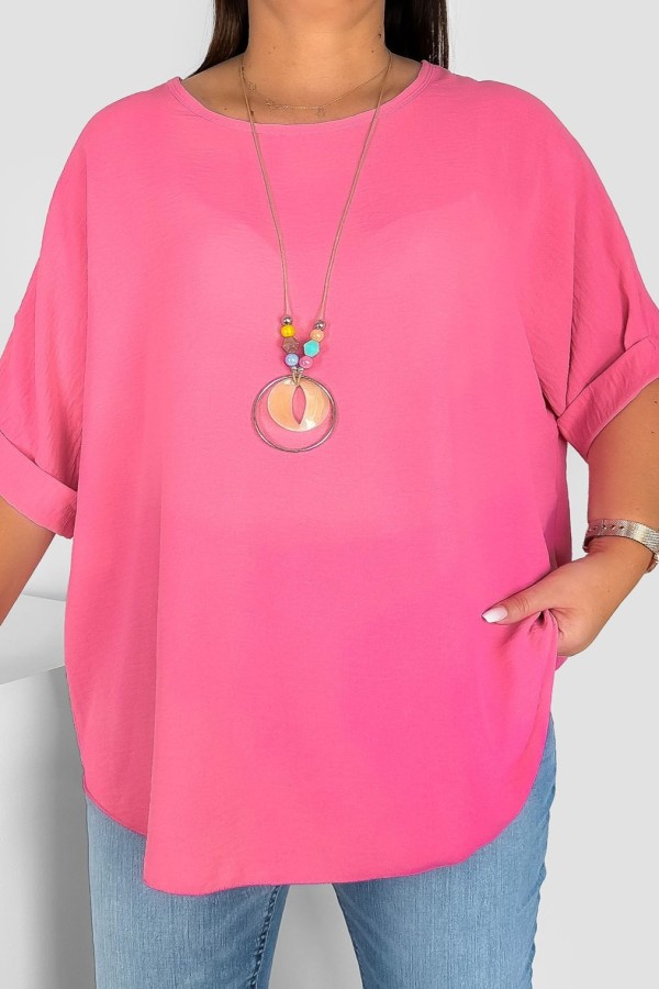 Lekka bluzka plus size w kolorze różowym oversize z naszyjnikiem Stella