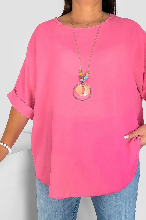 Lekka bluzka plus size w kolorze różowym oversize z naszyjnikiem Stella 1