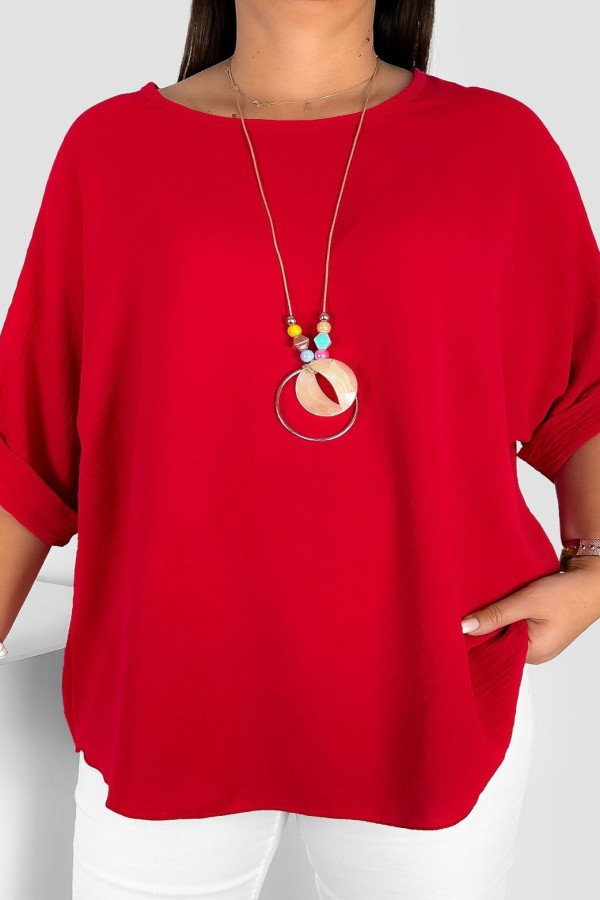 Lekka bluzka plus size w kolorze czerwonym oversize z naszyjnikiem Stella