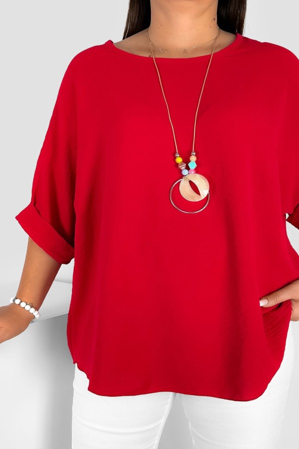 Lekka bluzka plus size w kolorze czerwonym oversize z naszyjnikiem Stella 1