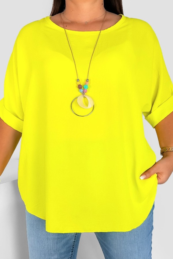Lekka bluzka plus size w kolorze żółtym oversize z naszyjnikiem Stella