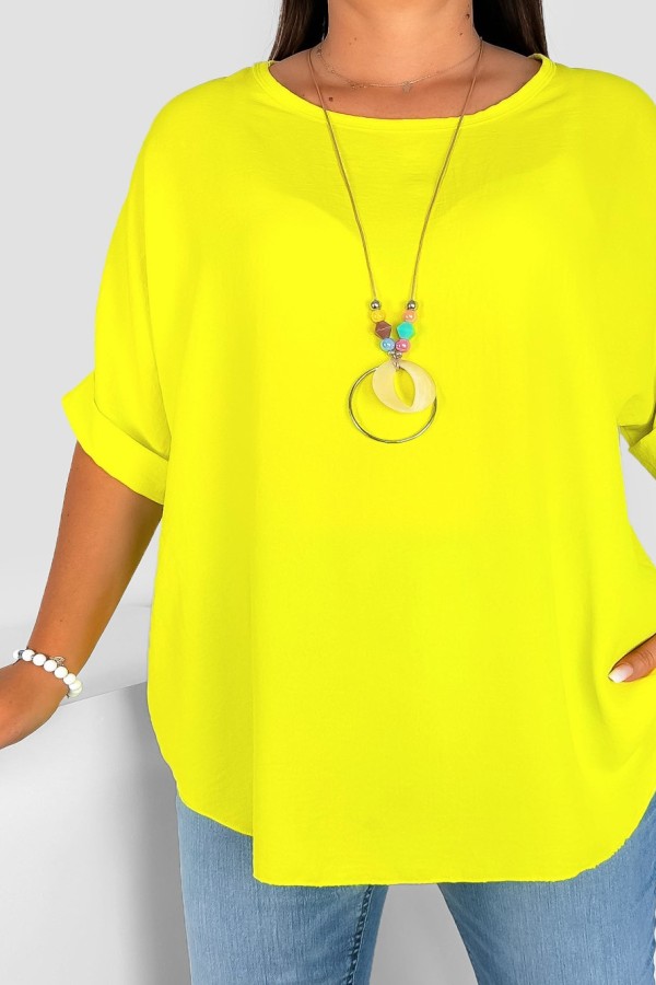 Lekka bluzka plus size w kolorze żółtym oversize z naszyjnikiem Stella 1