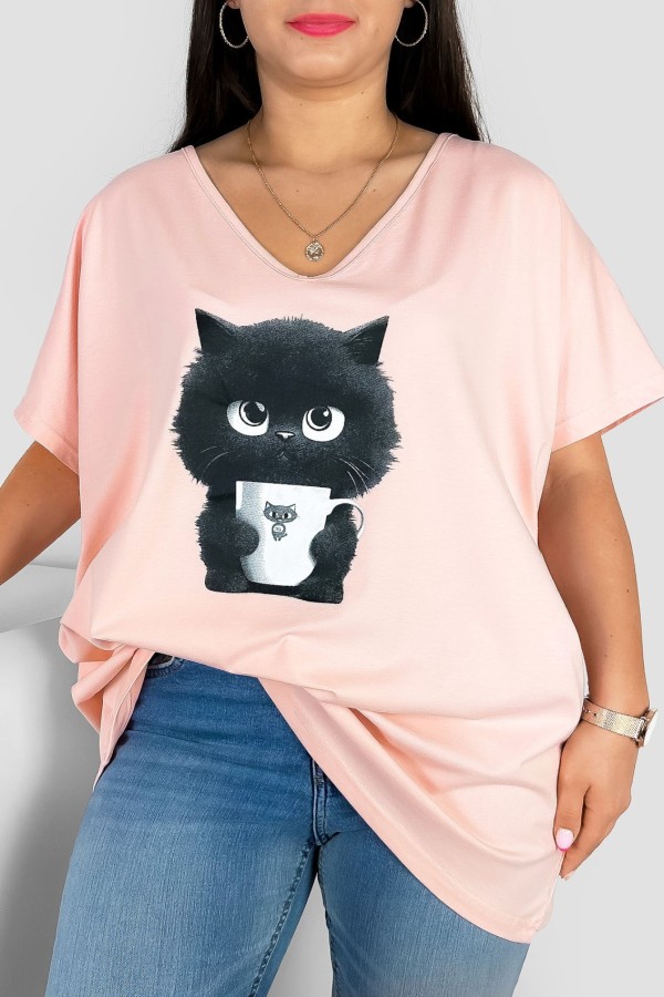 Bluzka damska T-shirt plus size w kolorze łososiowym print kotek z kubkiem