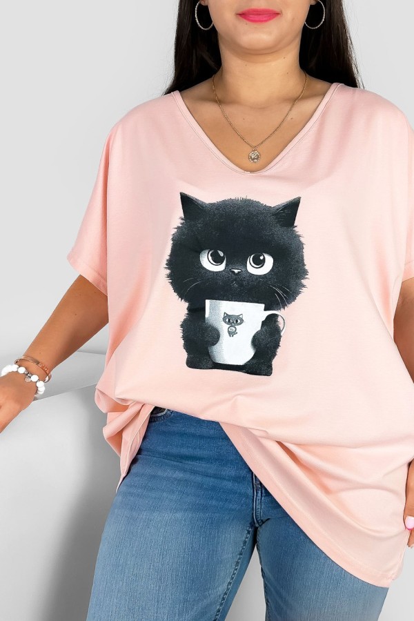 Bluzka damska T-shirt plus size w kolorze łososiowym print kotek z kubkiem 1