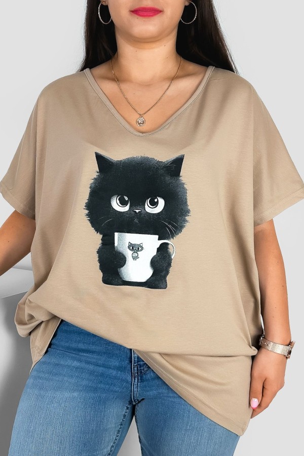 Bluzka damska T-shirt plus size w kolorze beżowym print kotek z kubkiem