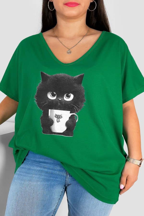 Bluzka damska T-shirt plus size w kolorze zielonym print kotek z kubkiem
