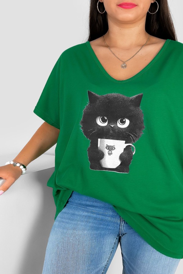 Bluzka damska T-shirt plus size w kolorze zielonym print kotek z kubkiem 1